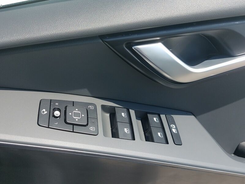 More views of Kia Niro