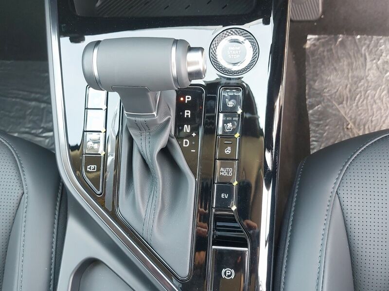 More views of Kia Niro