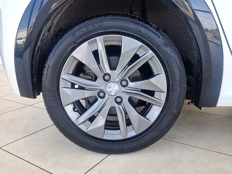 More views of Peugeot 208