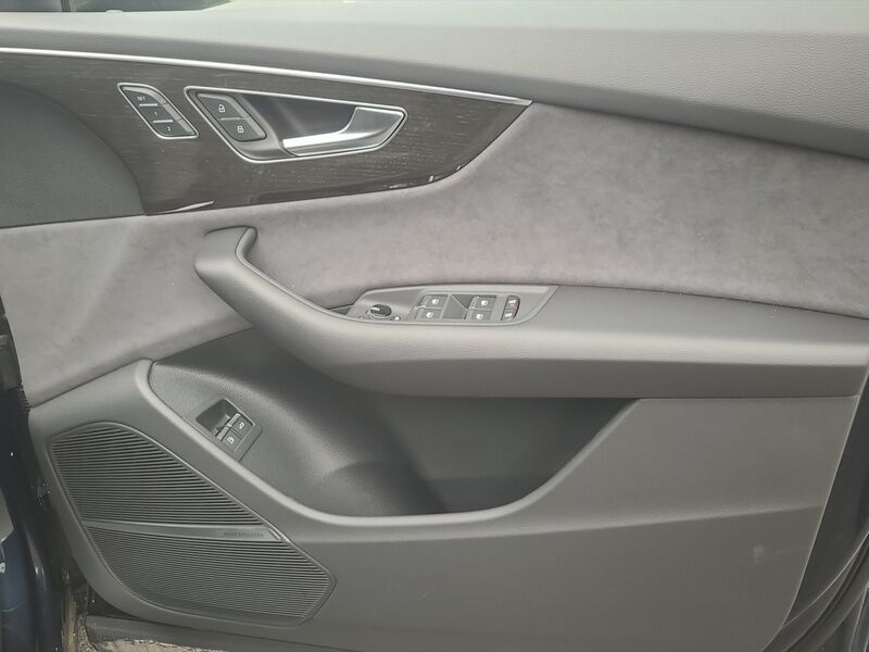 More views of Audi Q8