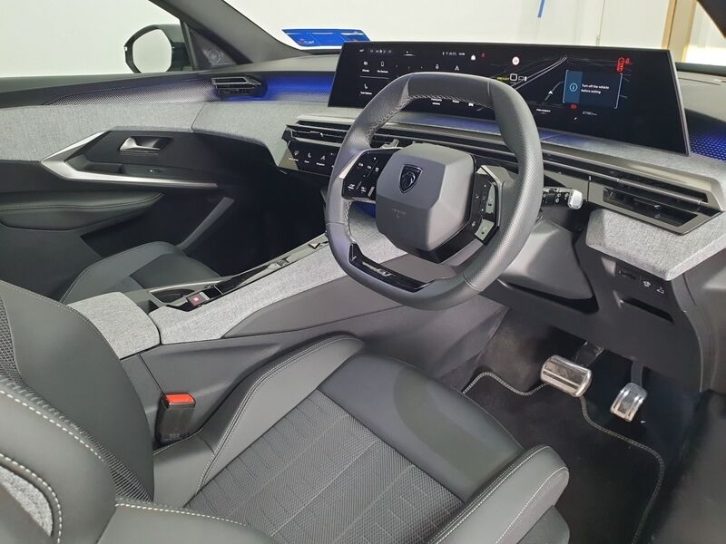 More views of Peugeot 5008