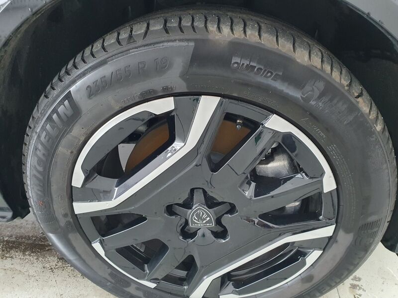 More views of Peugeot 5008