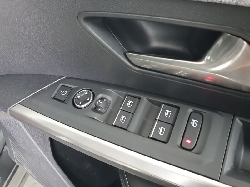 More views of Peugeot 5008
