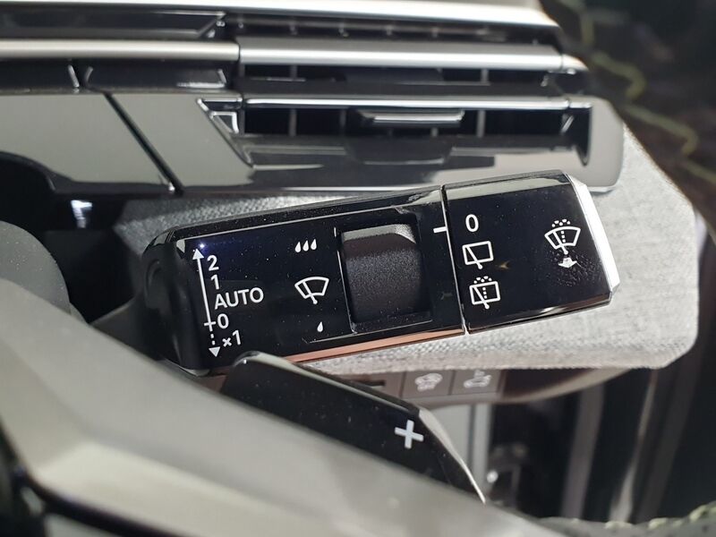 More views of Peugeot 5008
