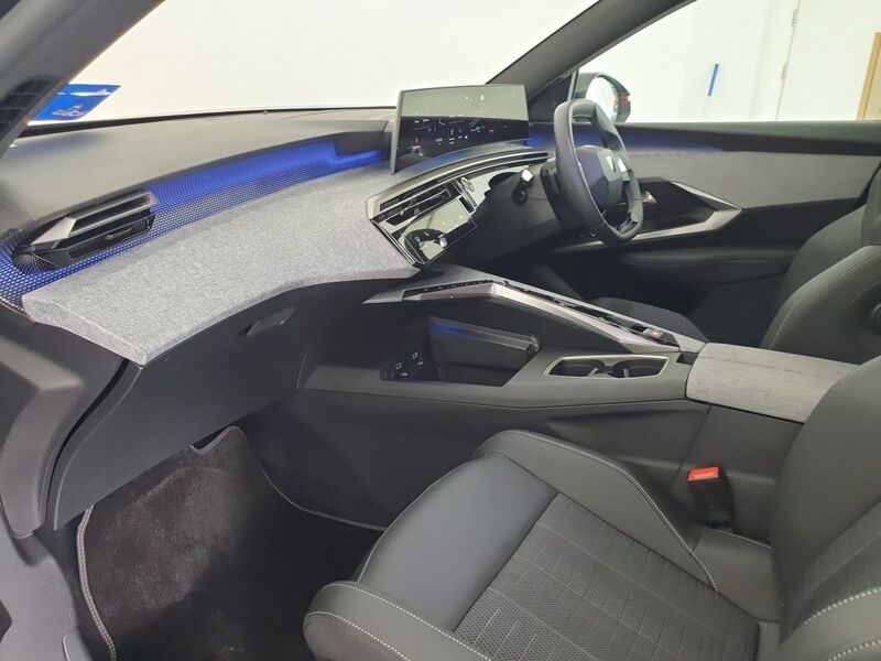 More views of Peugeot 5008