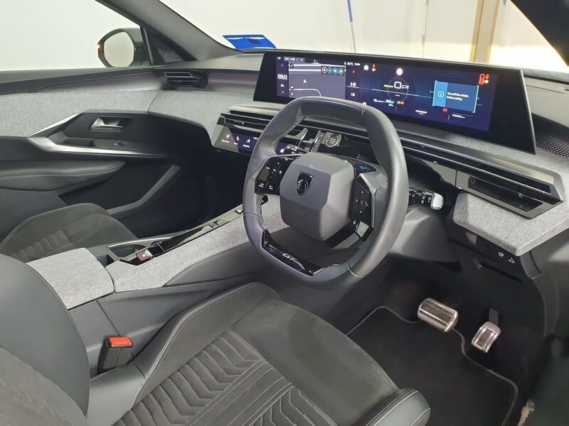More views of Peugeot 5008