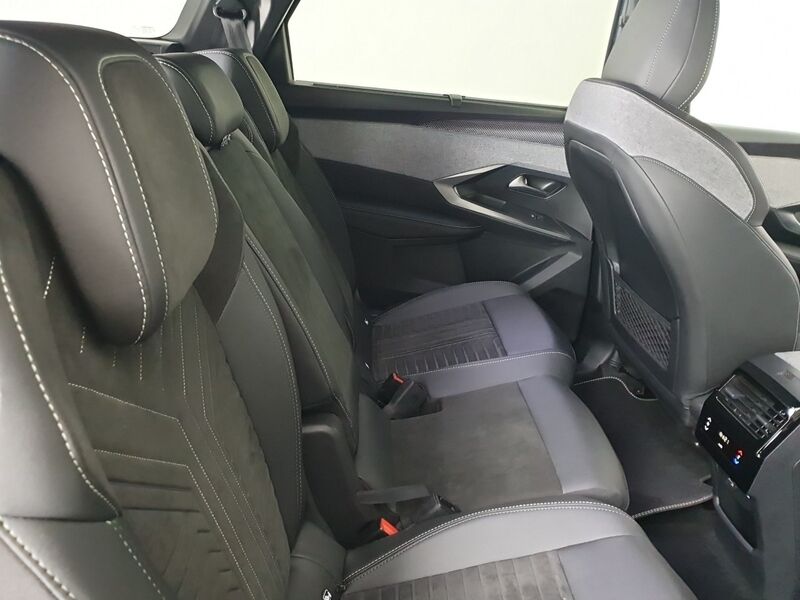 More views of Peugeot 5008