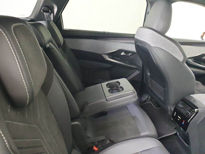More views of Peugeot 5008