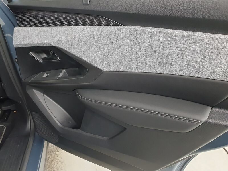 More views of Peugeot 5008