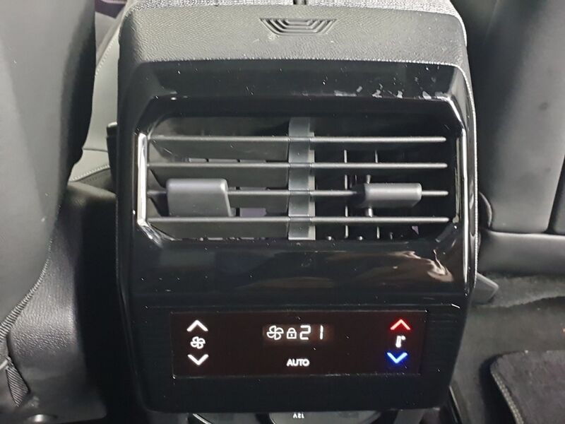 More views of Peugeot 5008