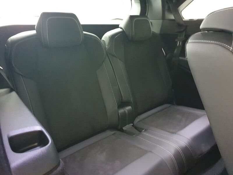 More views of Peugeot 5008