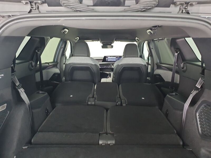 More views of Peugeot 5008