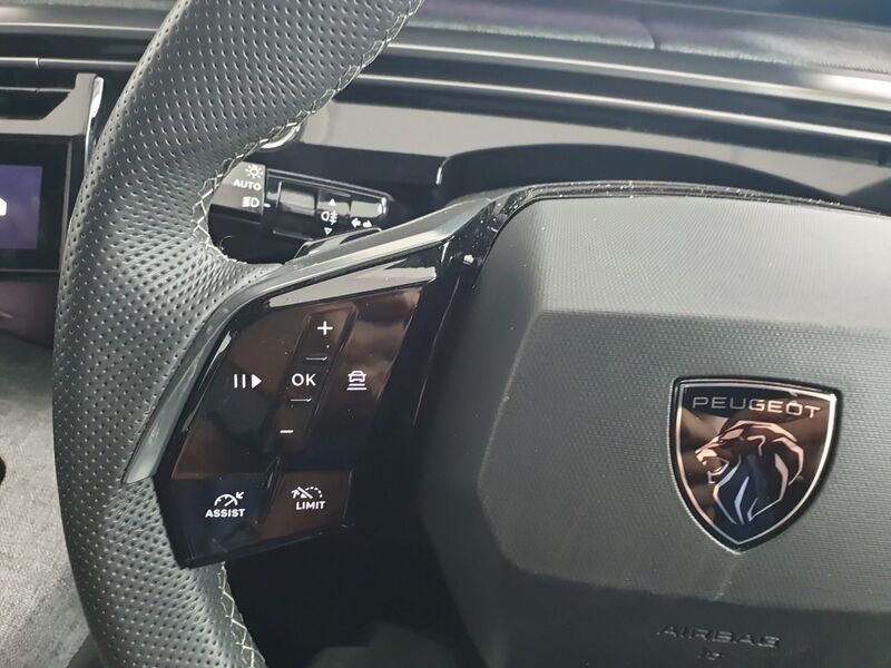 More views of Peugeot 5008