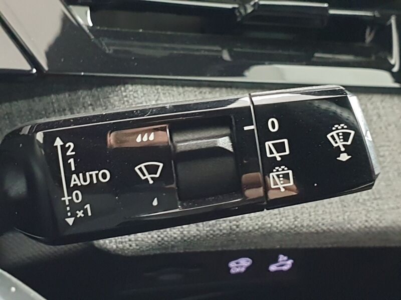 More views of Peugeot 5008