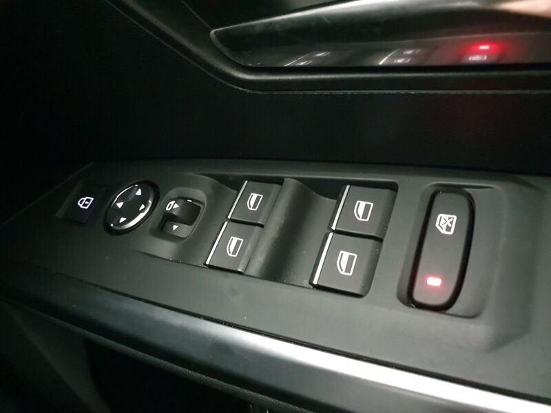 More views of Peugeot 5008