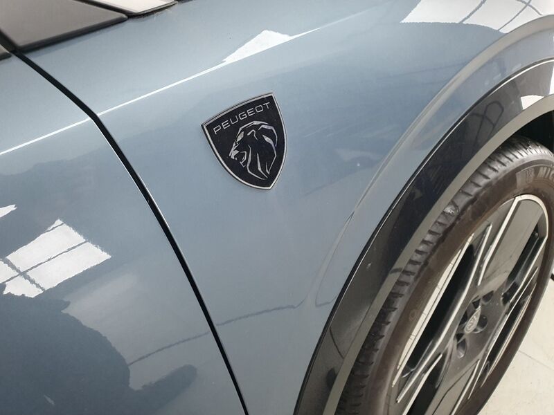 More views of Peugeot 5008