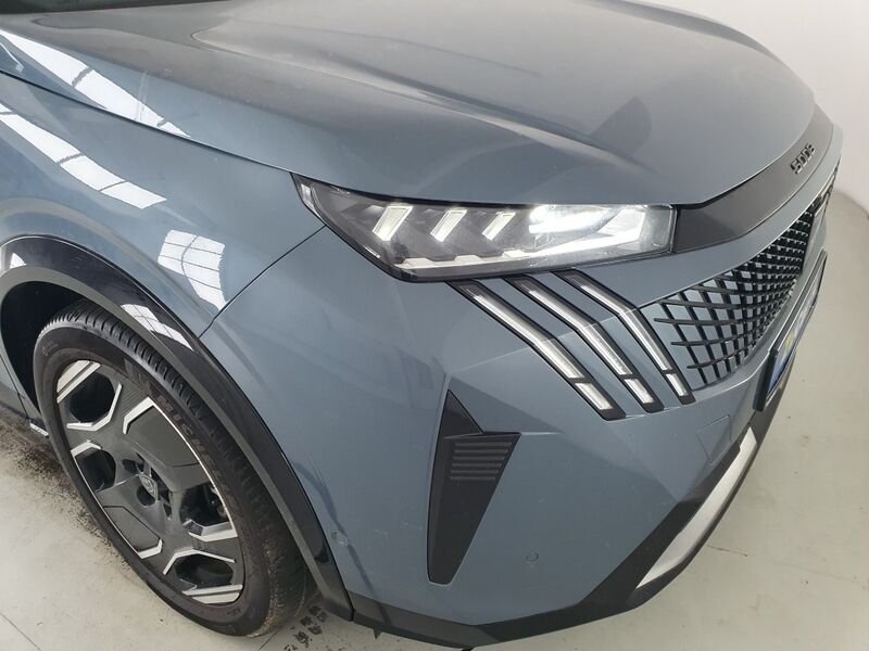 More views of Peugeot 5008