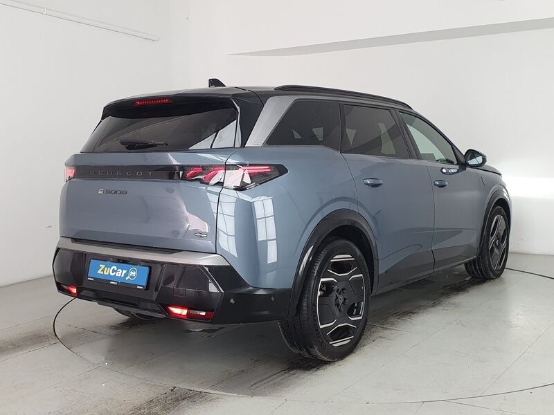More views of Peugeot 5008