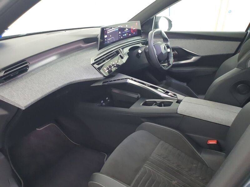 More views of Peugeot 5008