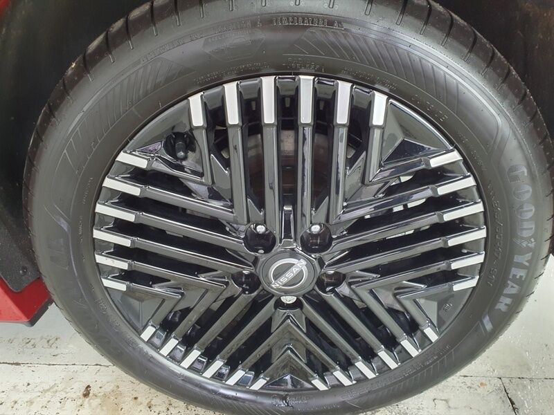 More views of Nissan Leaf