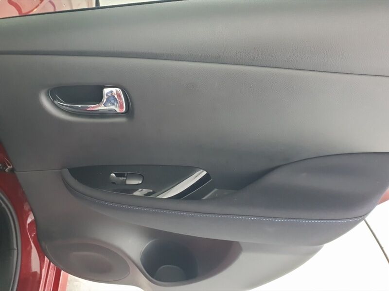 More views of Nissan Leaf