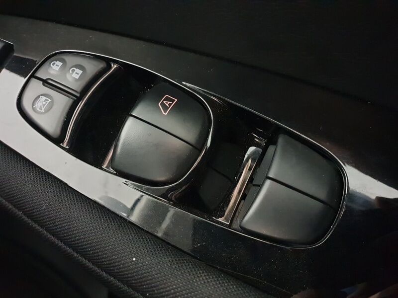 More views of Nissan Leaf