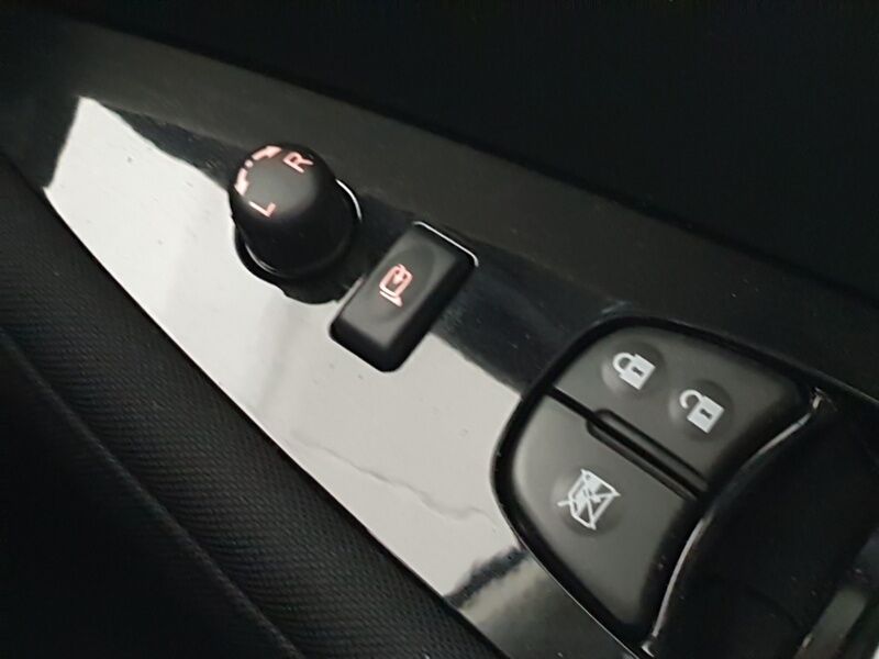 More views of Nissan Leaf