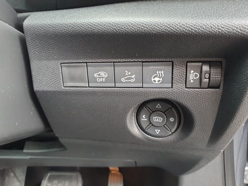 More views of Citroen e-C4 X