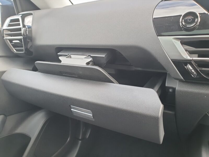 More views of Citroen e-C4 X