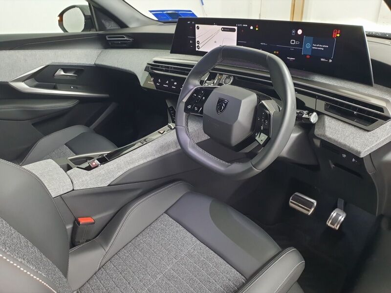 More views of Peugeot 5008