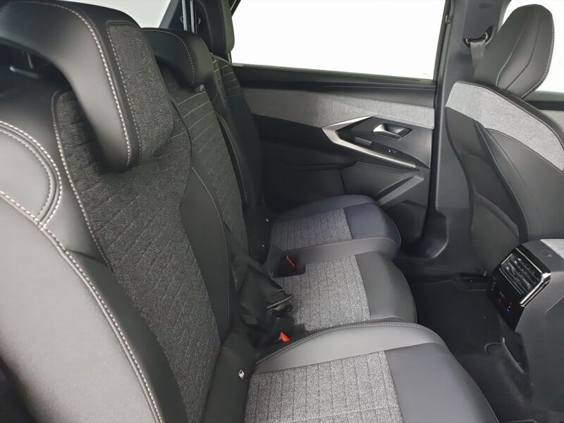 More views of Peugeot 5008