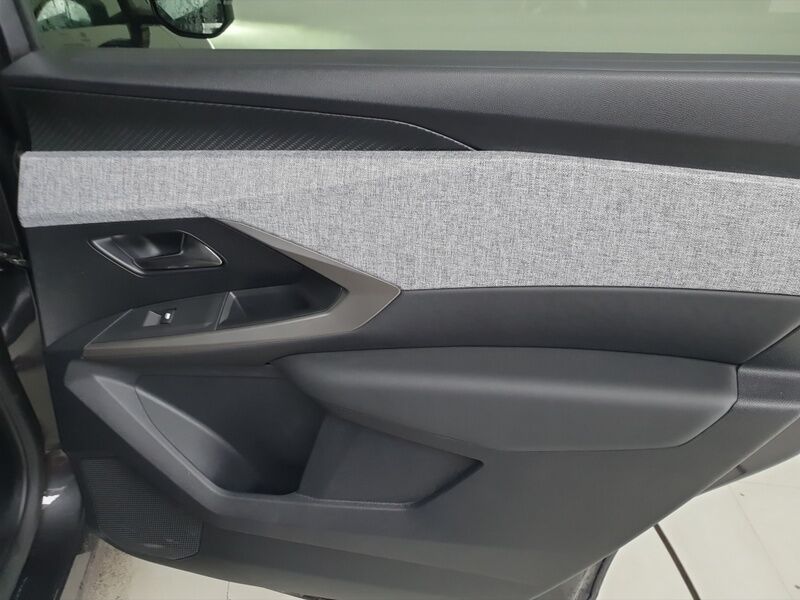 More views of Peugeot 5008