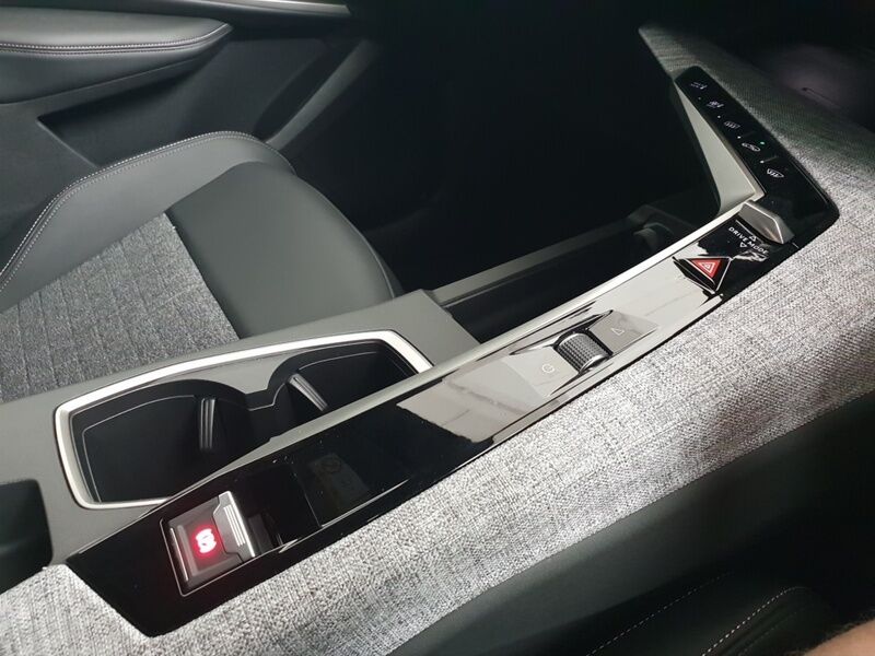 More views of Peugeot 5008