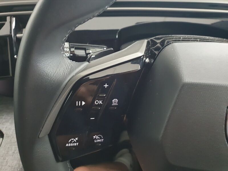 More views of Peugeot 5008