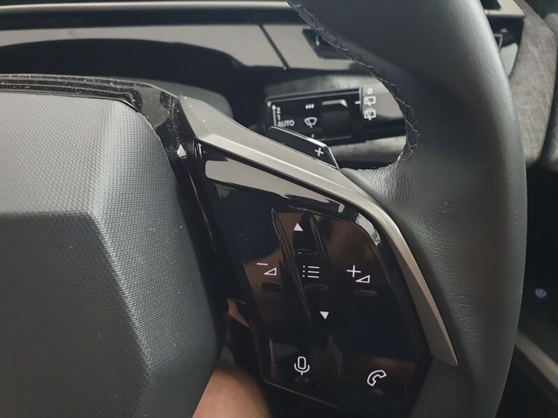 More views of Peugeot 5008