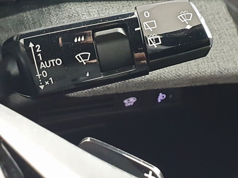 More views of Peugeot 5008
