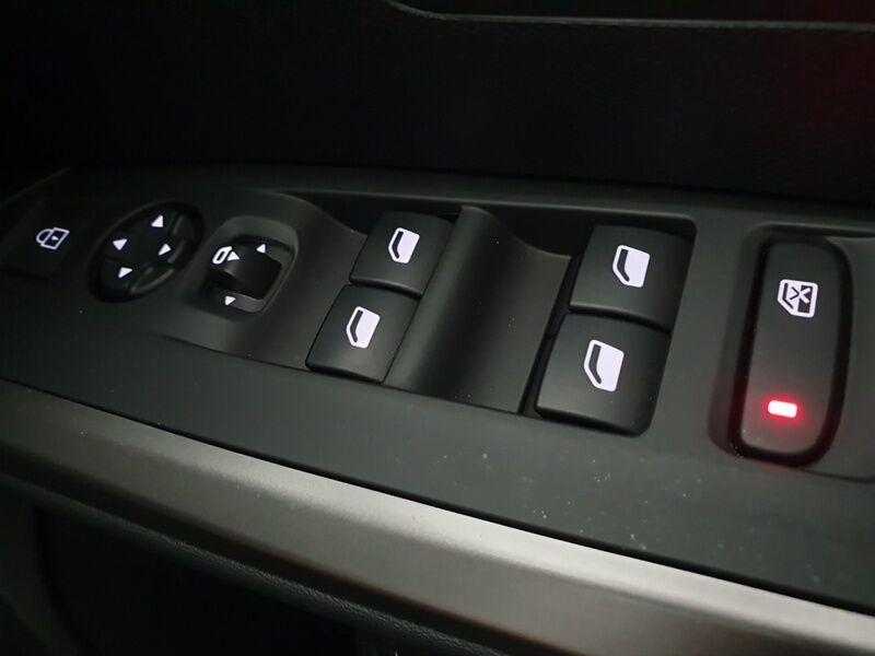 More views of Peugeot 5008