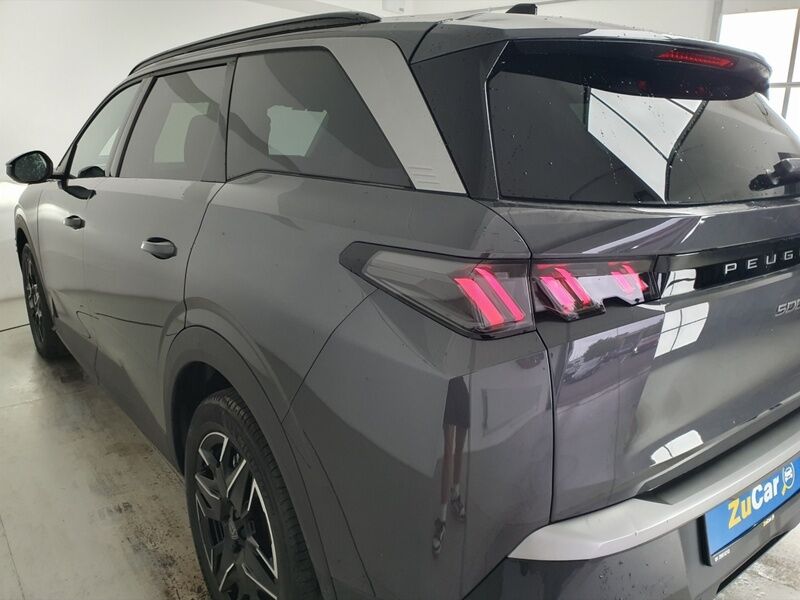 More views of Peugeot 5008