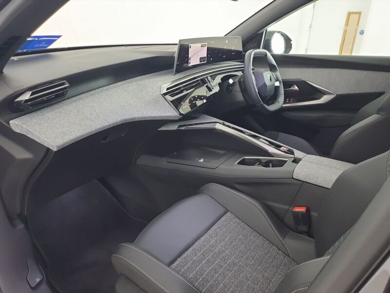 More views of Peugeot 5008