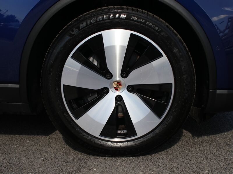 More views of Porsche Macan