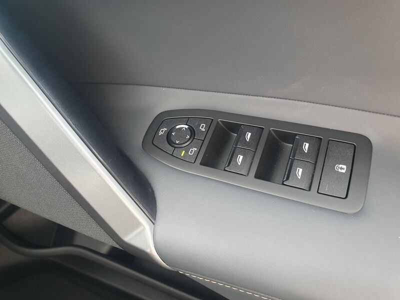 More views of BMW iX