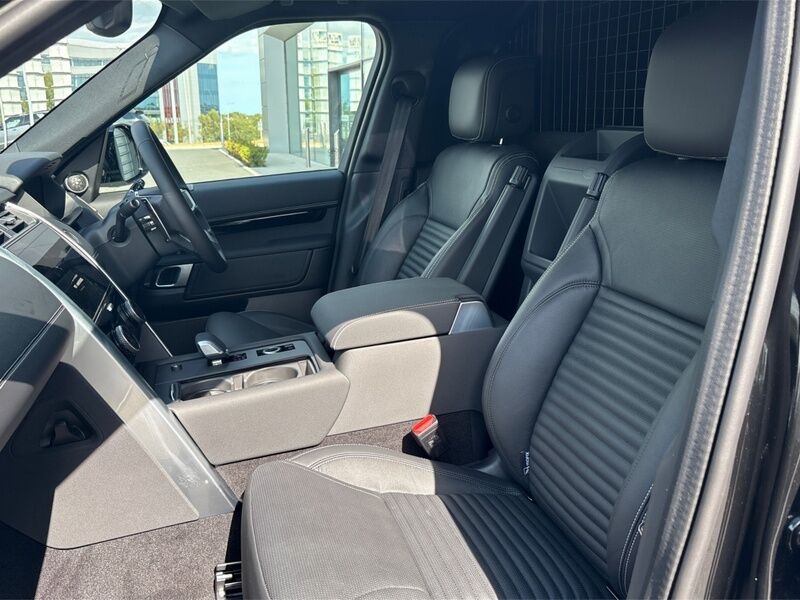 More views of Land Rover Discovery