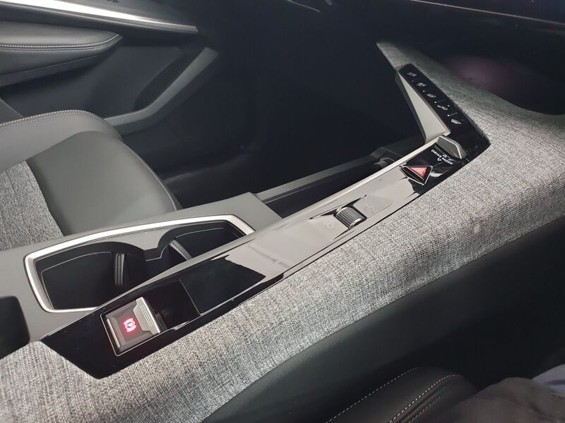 More views of Peugeot 3008