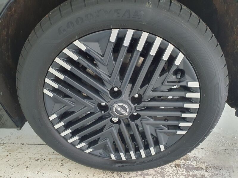 More views of Nissan Leaf