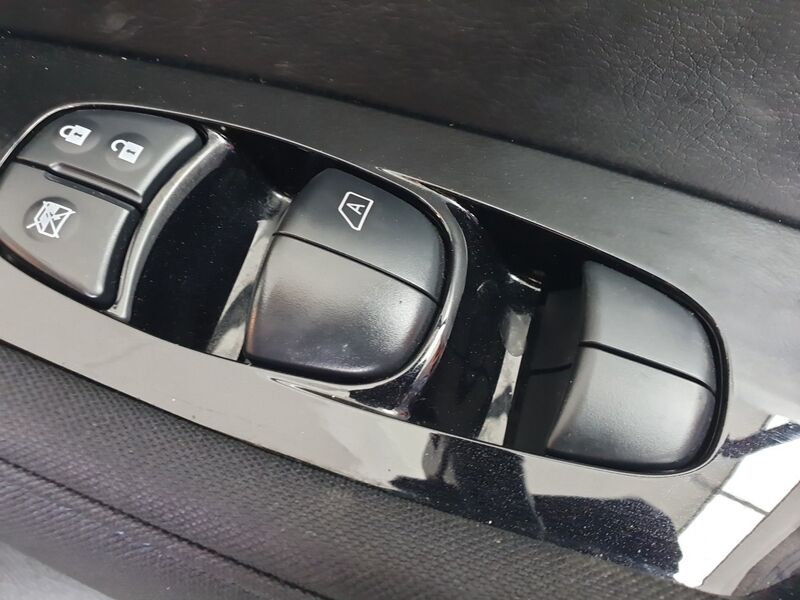 More views of Nissan Leaf