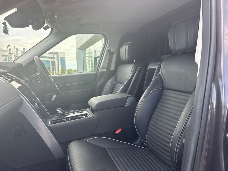 More views of Land Rover Discovery