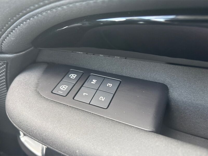 More views of Land Rover Discovery