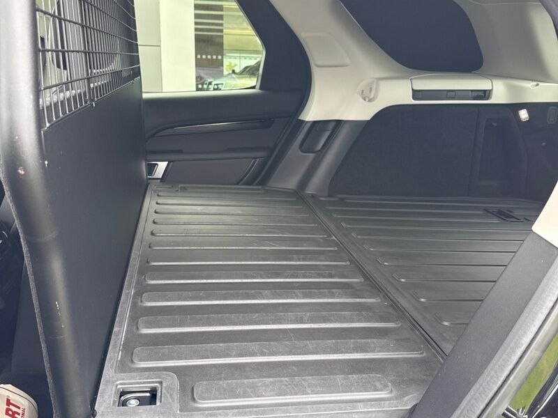 More views of Land Rover Discovery