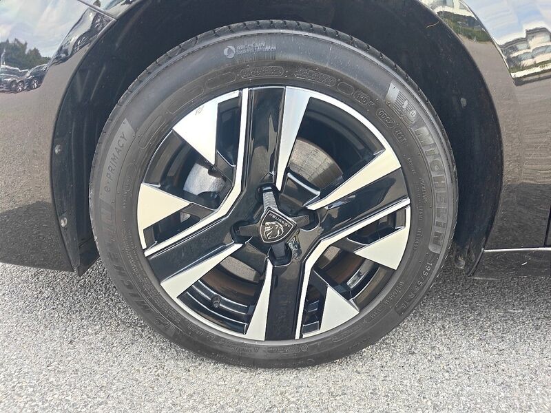 More views of Peugeot 208