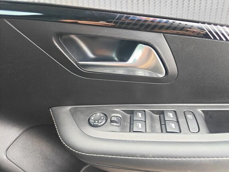More views of Peugeot 208